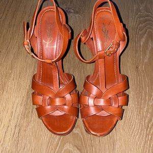 Authentic gently worn Yves Saint Laurent Tribute heels. Smooth Leather. Sz 37.5.